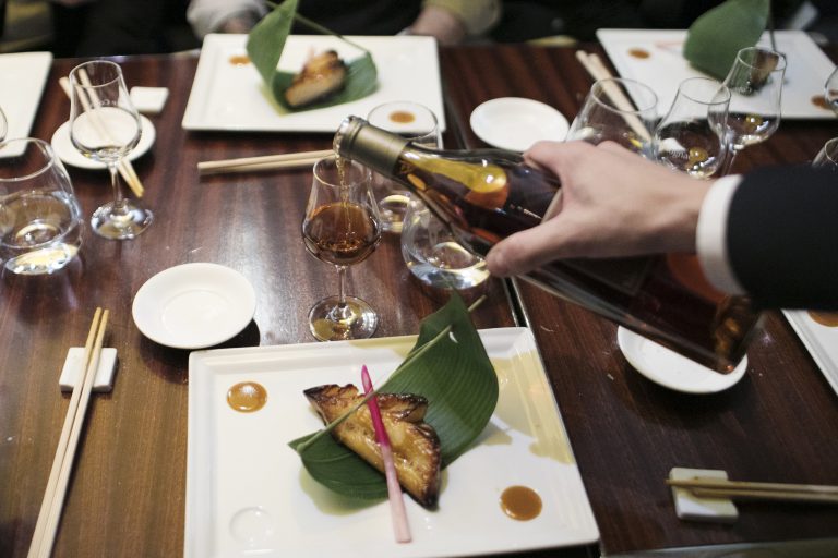 This is the experience of food and cognac pairing that we experienced at dinner at Matsuhisa, the gourmet Japanese restaurant of the Royal Monceau Raffles Paris. A chic and trendy place orchestrated by the famous chef Nobu.