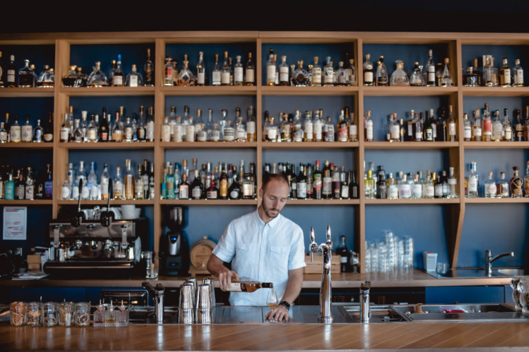 Le mixologue Germain Canto, à l'origine du Bar Louise, bar à cocktail de la place François Ier en plein cœur de Cognac