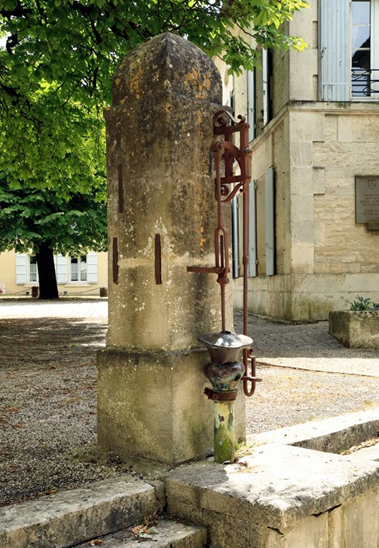 Sur la place de l’église de Sigogne, on remarque une pompe installée sur une citerne en 1876.