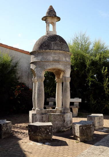 Various forms can decorate the wells, like this one, in Arvert, dating from the 18th century. Its dome surmounted by a lantern is carried by four columns.