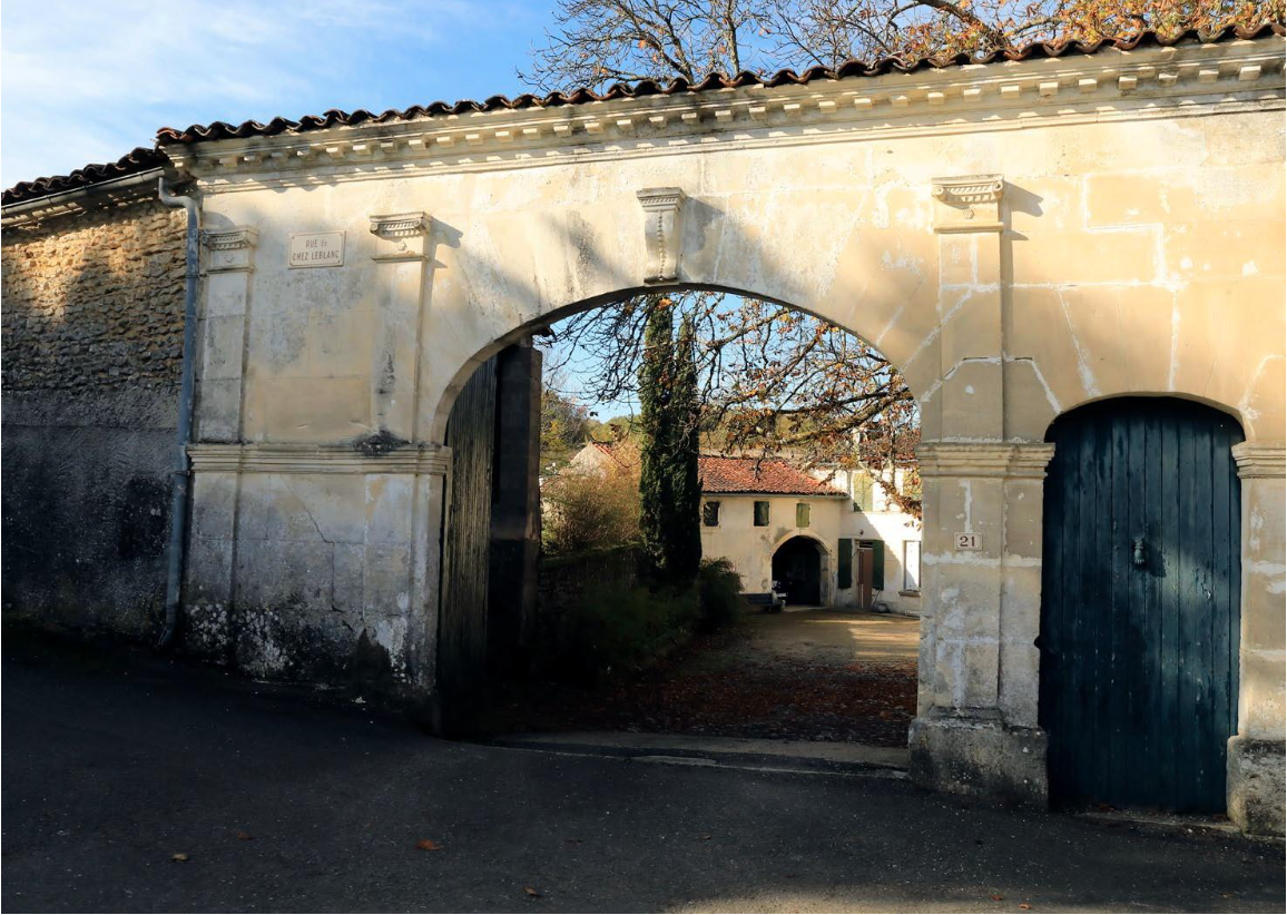 The entrance to the closed courtyard of a Charente farm is through a monumental basket-handle gate. The size of the entrance and the white ashlar reveal the ease of the distiller. It includes a cart door and an entrance reserved for pedestrians.