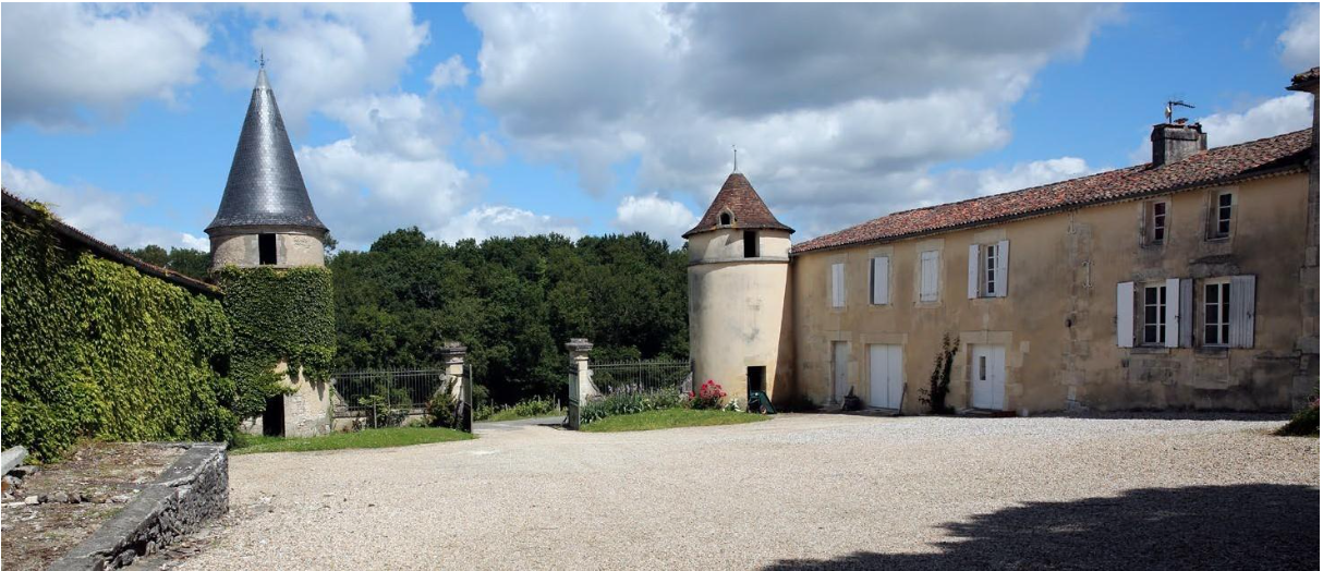 The Domaine du Droguet in Chérac is a Saintongean farmhouse steeped in history. The medieval-style turrets decorate the entrance, announcing a succession of long buildings used for housing and the common areas.