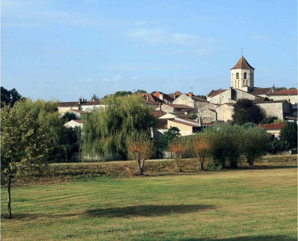 The bell tower of the Saint-Pierre church dominates the village of Rouillac, in the Fins Bois.