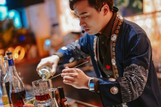 Jiyun Chen réalise un cocktail au Cognac lors de la Bartender Competition 2024 à Shanghai